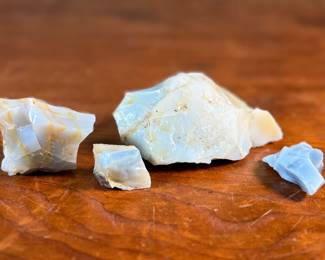 This lot features a collection of raw opals with a total approx. weight of 346.23 grams.
