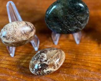 This lot features a collection of palm stones in excellent condition. The sodalite weighs 2.3oz and measures 3”, the labradorite weighs 5oz and measures 3”, and the pair of black opalite palm stones weigh 2.2oz each and measure, 2.5”.
