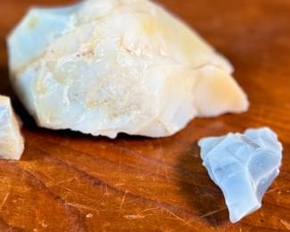 This lot features a collection of raw opals with a total approx. weight of 346.23 grams.
