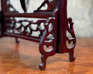 This lot features a vintage Chinese double-sided silk embroidery table screen featuring a a cat on each side, housed in a carved wooden display stand. This piece measures, 17” H x 13” W x 5” D.
