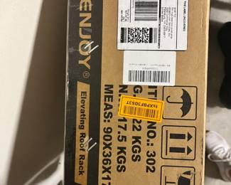 New in box elevating roof rack. Paid $550 now $280