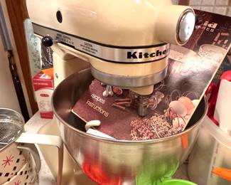 KitchenAid Stand Mixer (Vintage) – Cream Color, Stainless Bowl, Recipes Booklet