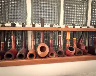 Smoking Pipe Collection – Large Estate Lot of Briar, Corncob & Mixed Wood Pipes with Wooden Display Rack
