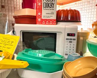 White Countertop Microwave Oven – Digital Timer & Keypad – Compact Kitchen Appliance