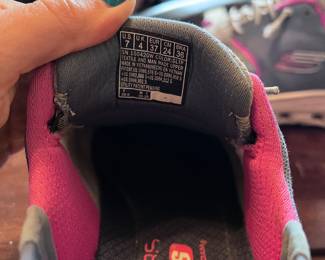 size 7 sketchers sneakers 