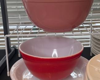 Pyrex bowls and pie plate
