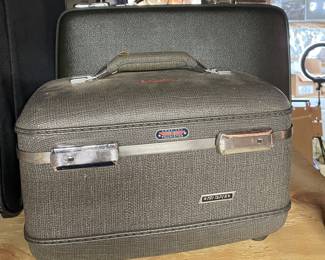 American Tourister Tri Taper train case