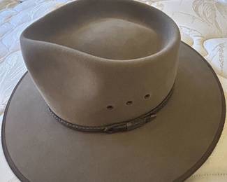 Authentic AKUBRA  hat MADE IN AUSTRALIA. CATTLEMAN STYLE.