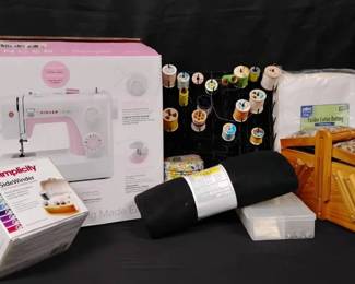 SG163Singer Sewing Made Easy Machine and Accessories