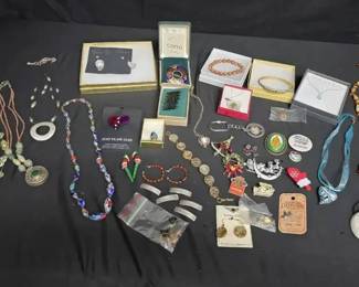 MA107Assorted jewelry