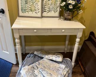 Toile/ check bedding for 2 twin beds.