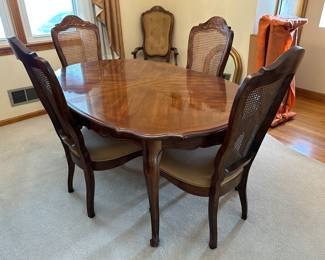 Dining table with 4 side chairs, 2 captains chairs, 2 leaves and pads......