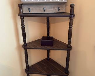 Corner shelf unit