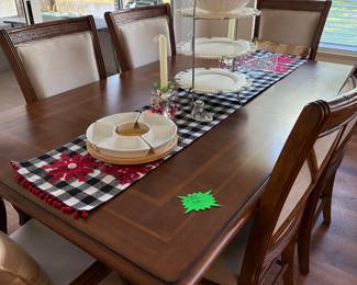 Diningroom table with 6 chairs
In excellent condition
