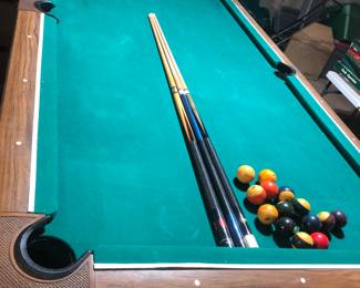 Automatic return pool table with balls and cues