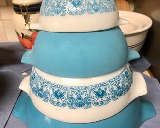 Pyrex nesting bowls