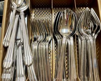 Nice Wallace Silversmiths 18/10 flatware