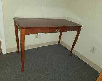 Desk - nice, no brand