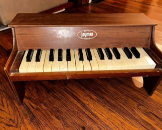 Vintage Jaymar Kids Toy Piano
All keys work.
Some cosmetic imperfections.
19” long x 9” x 9” tall