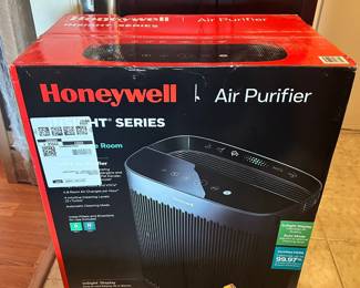 Honeywell Air Purifier
NEW IN BOX!