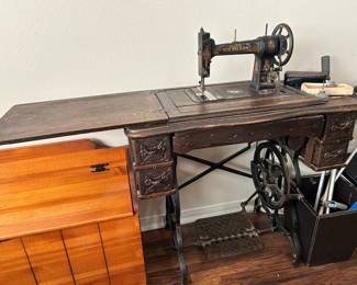Antique Treadle Sewing Machine
Working condition! 
Overall good condition with some minor pieces of veneer peeling.
Must be able to move and load yourself