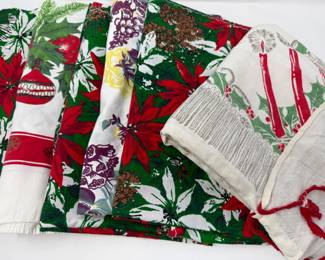 181 VintageHolidayTableclothSantaSack5Tablecloths