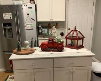 The center bar with the farm truck with tree, lantern with candles, runner with truck and tree.