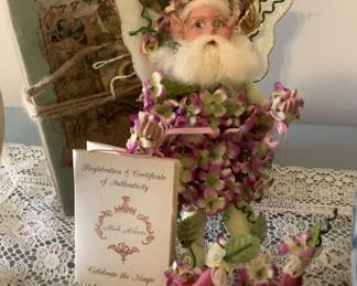 One cute Mark Robert’s figurine. Has beautiful colors. Also has papers with it.