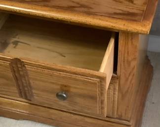 Oak end table: it measures: 25” wide, 22 1/2” tall. Has 2 drawers. Price is: $60.00