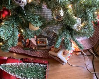 Has a lovely farm look tree skirt with ginger bread men.