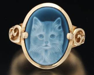 Ladies Gold and Cameo Carved Agate Ring