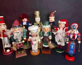 004 Charming Christmas Nutcrackers