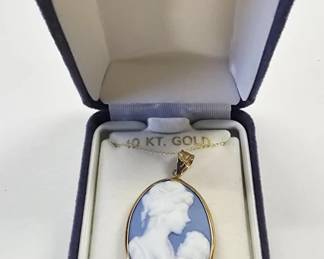 10K Mother & Child Carved Agate Cameo Necklace
