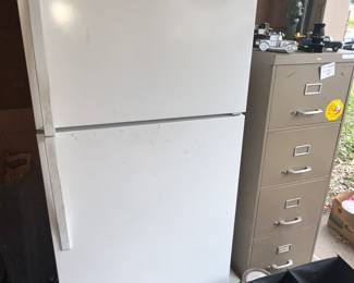 WHIRLPOOL 2 DR FRIDGE - NICE & COLD!