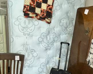 NICE QUEEN SIZE MATTRESS SET