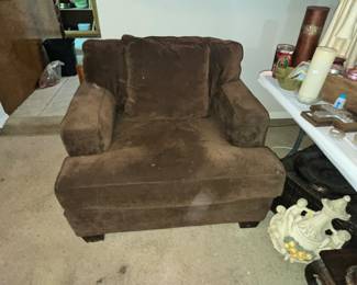 LARGE ROOMY CHAIR!