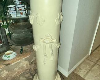 BEAUTIFUL PEDESTAL (MINOR DAMAGE AT BOTTOM)