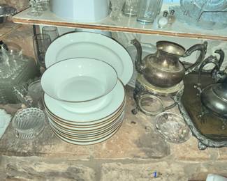 MORE WHITE / GOLD DINNERWARE