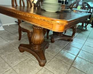 LOVELY DINING TABLE & 6 CHAIRS