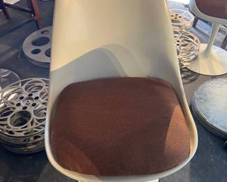 Vintage Knoll molded fiberglass set of six pedestal chairs with original brown upholstered seats. Sculptural mid-century modern design featuring contoured shells and round swivel bases. Shows age-appropriate wear consistent with use. A striking matching set suitable for dining, office, or display.