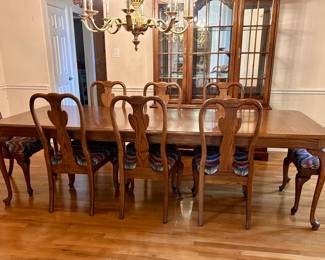 Formal Oak Queen Anne Dining Table w/ 8 Chairs
