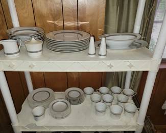 Style House Angela dinnerware set
