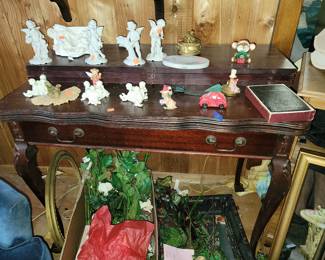 Flip-top Mahogany dining table with 3 leaves