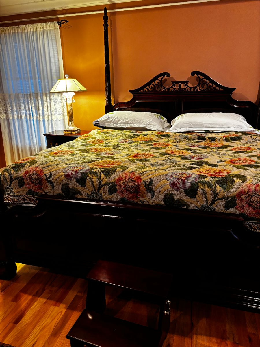 Thomasville King Size Bed