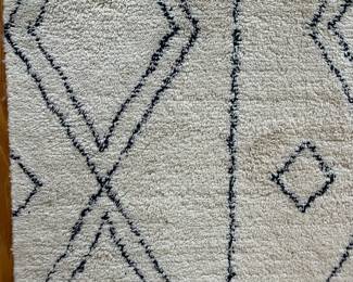 R40 - $75. NuLoom Area Rug. Measures 5' x 8'. Very good condition.