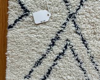R40 - $75. NuLoom Area Rug. Measures 5' x 8'. Very good condition.