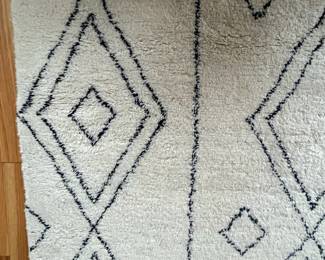 R40 - $75. NuLoom Area Rug. Measures 5' x 8'. Very good condition.