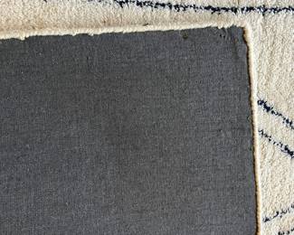 R40 - $75. NuLoom Area Rug. Measures 5' x 8'. Very good condition.