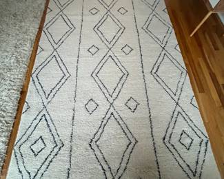 R40 - $75. NuLoom Area Rug. Measures 5' x 8'. Very good condition.