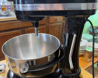 KitchenAid Professional 5 Plus Series 5-Quart Bowl-Lift Stand Mixer in Onyx Black